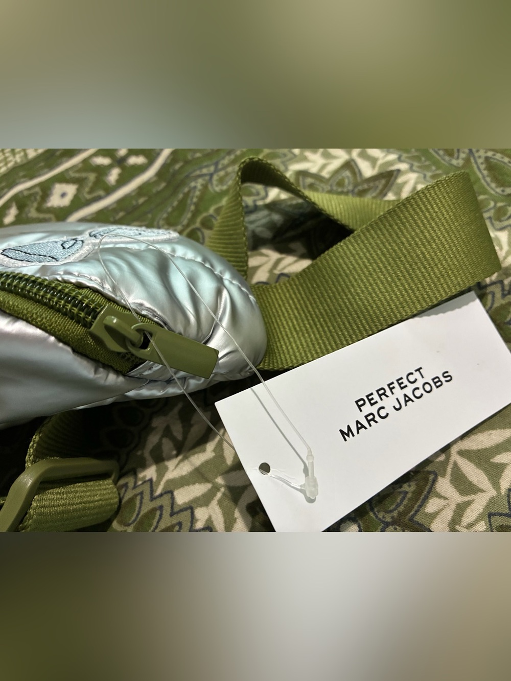 The Perfect Marc Jacobs Metallic Silver Quilted Belt Bag. NWT. Green adjust belt - Picture 10 of 13